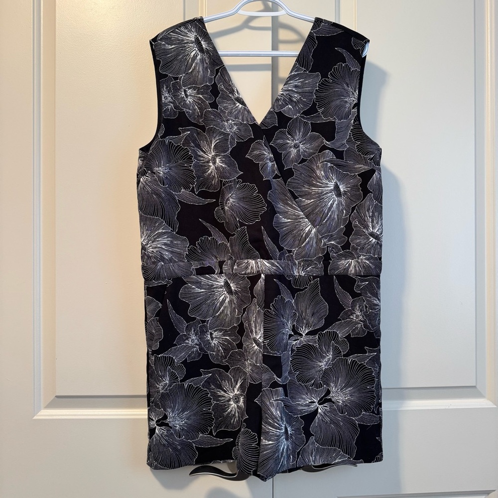LOFT Monochrome Floral Patterned Black White One-Piece v-neck Romper Dress Sz M